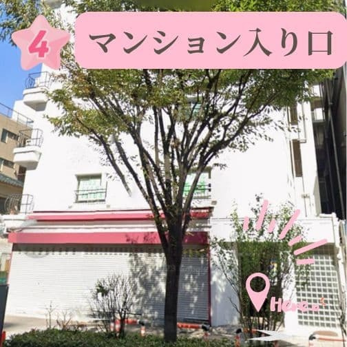 Studio Ones 勝どき校の入口。階段で2階へお上がりください（共同住宅のため階段利用をお願いします）。