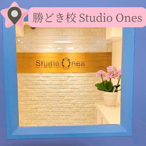 スタジオ玄関内のベビーカー・キックスクーター置き場。畳んで置いていただけるスペースを完備。